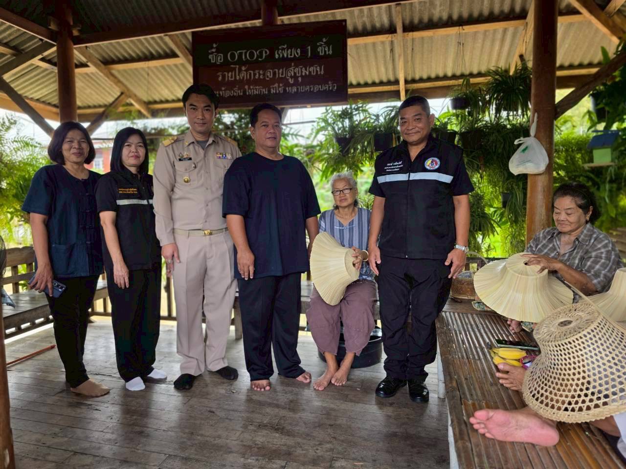 🍠สพอ. บางปะหัน :ให้การต้อนรับ กอ.รมน.จังหวัดพระนครศรีอยุธยา เยี่ยมผู้ประกอบการ otop กลุ่มงอบไทยใบลาน🍠